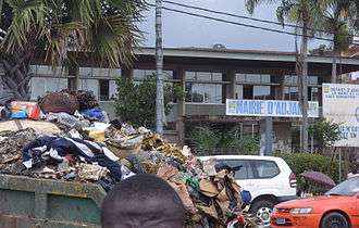 Adjamé garbage devant la mairie.JPG