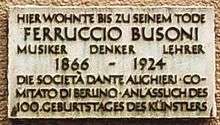 Plaque reads: Hier wohnte bis zu seinem Tode, Ferruccio Busoni, Musiker, Denker, Lehrer, 1866–1924, Die Società Dante Alighieri Comitado di Berlino anlässlich des 100. Geburtstages des Künstlers