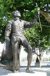 Statue of man dressed as the warrior king Henry V