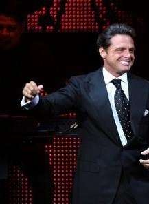 Luis Miguel, performing.