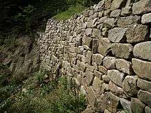 Wall of unhewn stones.